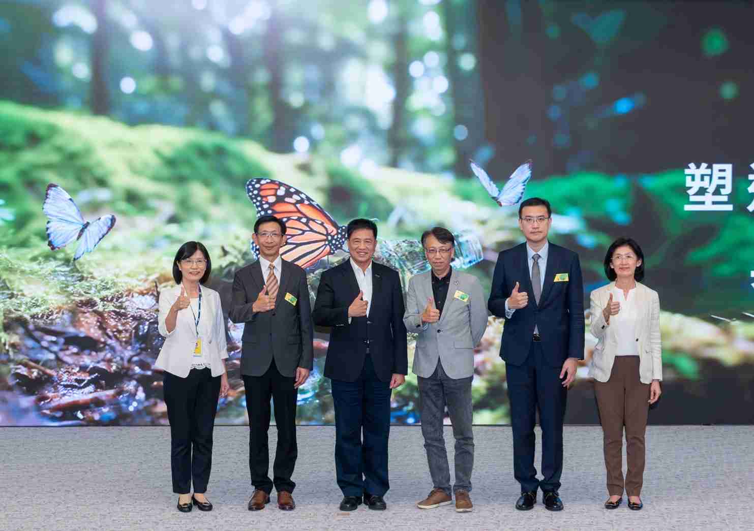 友達2023 CSR共榮大會，，，邀請領域專家分享交流生物多樣性管理趨勢、、、無塑產品、、海廢永續塑料等議題  （圖左到右：友達光電永續長古秀華、、3M台灣技術長陳君杰、、友達光電董事長暨集團策略長彭双浪、、、、光寶科技企業永續發展處處長陳慶暉、、安永聯合會計師事務所執業會計師曾于哲、、、、友達光電供應鏈總部副總經理吳宜芳）