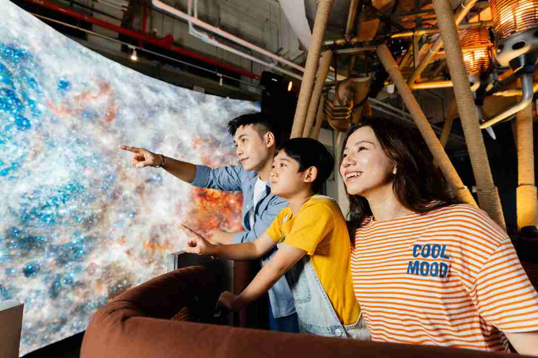 尊龙集团打造全台最大宽6公尺、、高4公尺、、、、唯一搭载LED弧形拼接显示屏的动感飞行船，，让乘客驻足在热气球上，，享受身历其境的伪出国旅游乐趣