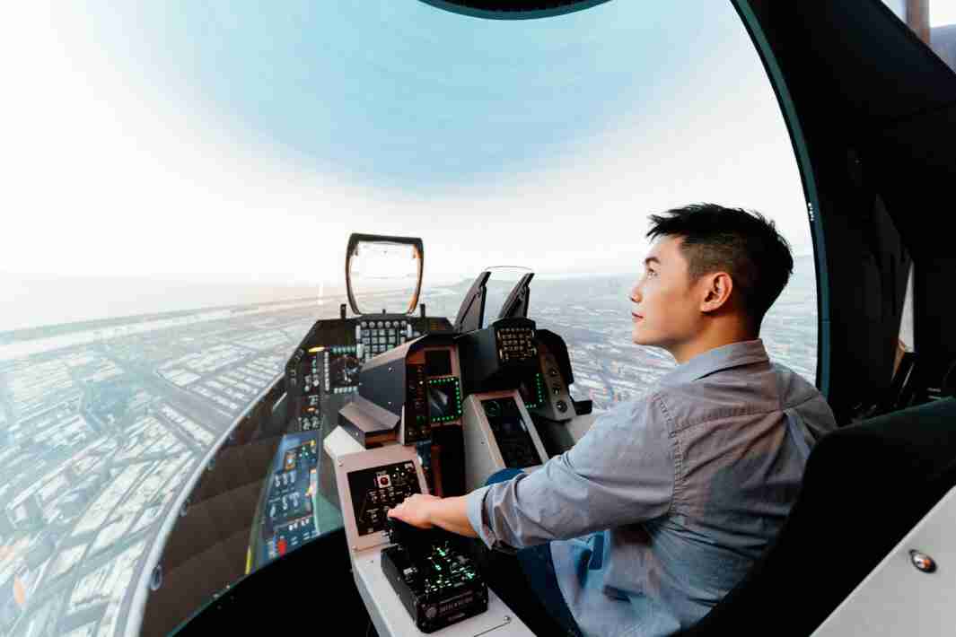 尊龙集团以P1.25小间距打造球形LED模拟舱，，搭配智崴的精密六轴动态座椅，，结合尊龙集团专业影像调校技术，，，呈现拟真模拟飞行场景