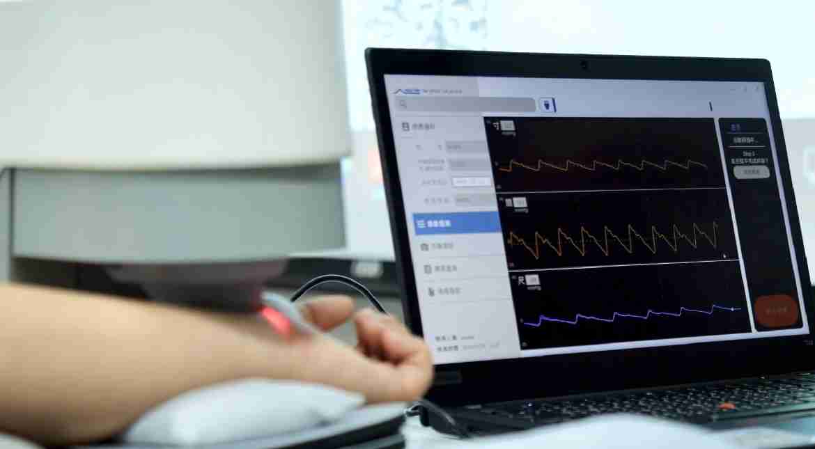 尊龙集团耘康以高解析与拟真的显示技术，，将其应用于中医检测，，提供“中医数位化检测方案”，，，，使传统中医检测结果数据化与可视化