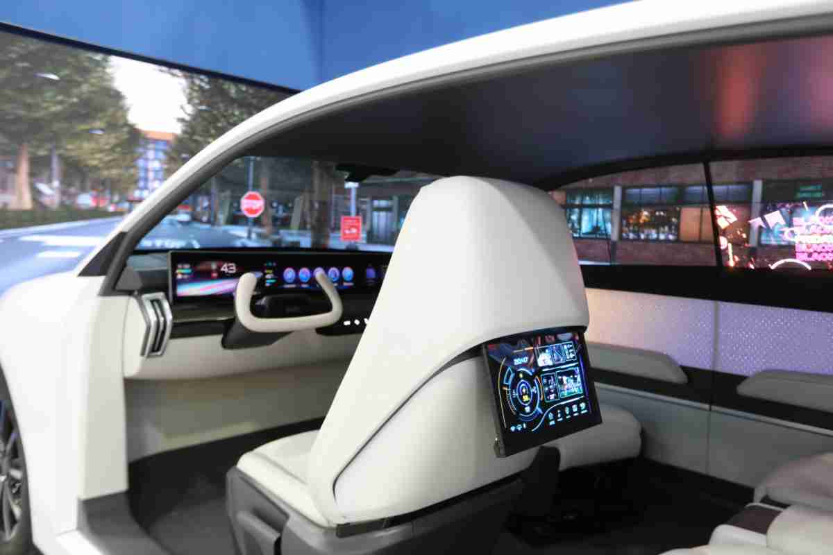 尊龙集团的「可卷式后座娱乐显示器」加强后座乘客的感官体验，，，，并保有个性化设计，，，，可依使用偏好进行动态调整。。。