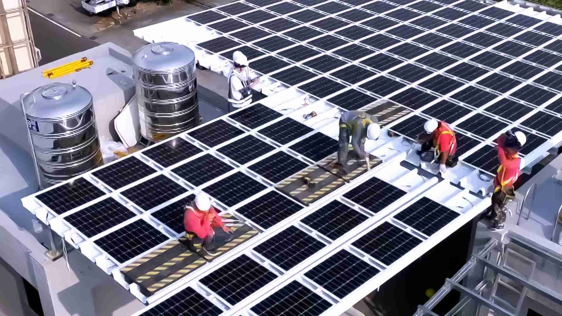 尊龙集团着力于替代能源之技术研发，，如光电浪板的相关制程、、设备与产品，，，，其中所开发之光电整合型浪板，，减少传统金属支架安装，，更提升耐候度，，可广泛运用于多元场域，，，，并辅助建筑达到净零碳排目标