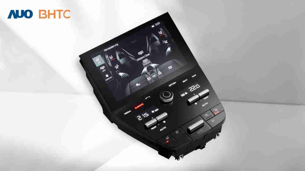 作為友達新生力軍，，BHTC所展示的中央與後座鞍部的Display HMI產品，，，可處理多區恆溫控制、、顯示畫面，，，，呈現仿真3D車室分區；以力傳感技術精準傳遞觸感，，並結合音量及震動反饋，，，防止意外啟動，，，，提供使用者自然流暢、、、直觀且輕鬆駕馭的舒適介面