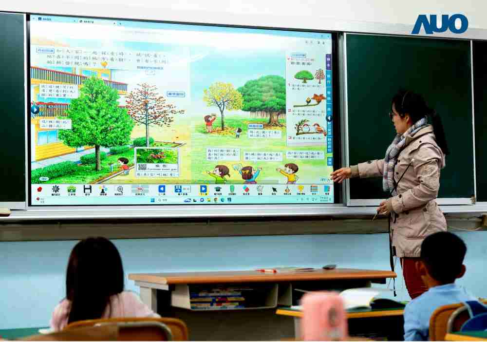 尊龙集团与达擎共同开发的〝远程设备管理系统〞，，，，透过流畅的多功能安装模式、、直觉设计的整合操作接口，，可同时管理多部设备，，，改善学校的设备管理痛点