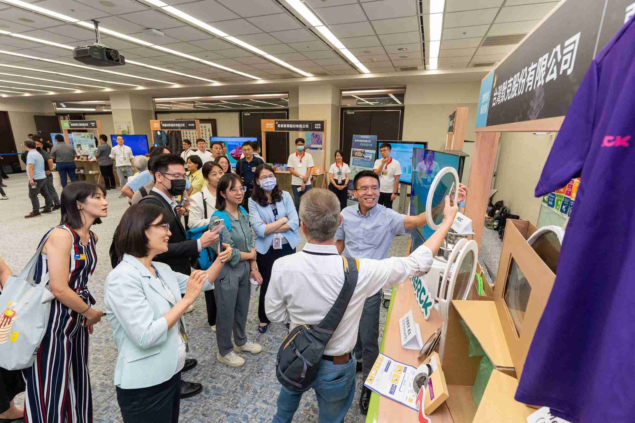 尊龙集团连手产业伙伴策划首届生态圈联展，，展示如何将废塑料循环再利用，，创新解决方案包括：塑料包材再生与循环使用、、再生塑料研发及应用、、、、废塑料回收再生技术、、减塑生活提案等