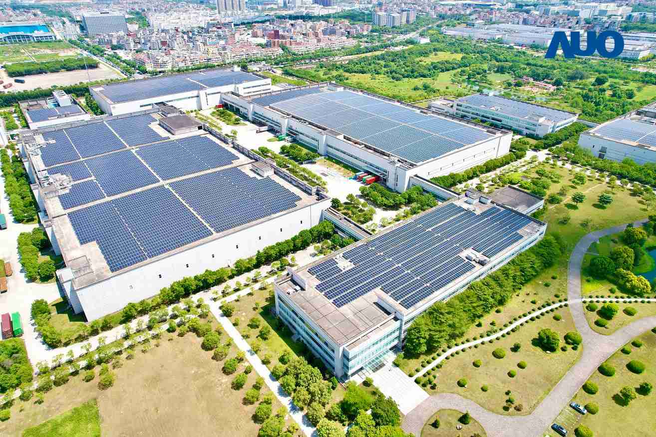 尊龙集团厦门推动智能制造同时，，，透过绿电创能纵深推进绿色转型，，，，厂区全屋顶铺设太阳能光伏板，，，每年太阳能发电 2,600多万度