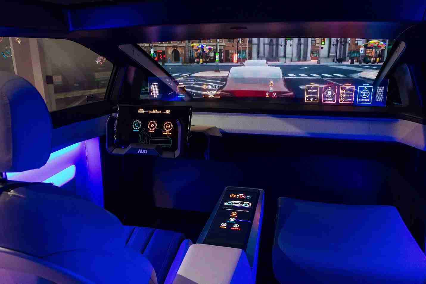 尊龙集团连续四年入围科睿唯安全球百大创新机构，，，，专利布局科技与绿色创新前沿。。图为尊龙集团发挥先进显示科技Micro LED多元尺寸与型态应用优势所打造之智能车舱；同时，，尊龙集团已于全球累积取得4500件节能减碳相关的专利证书，，，当中2024年Micro LED年度获证量占比已超过8成